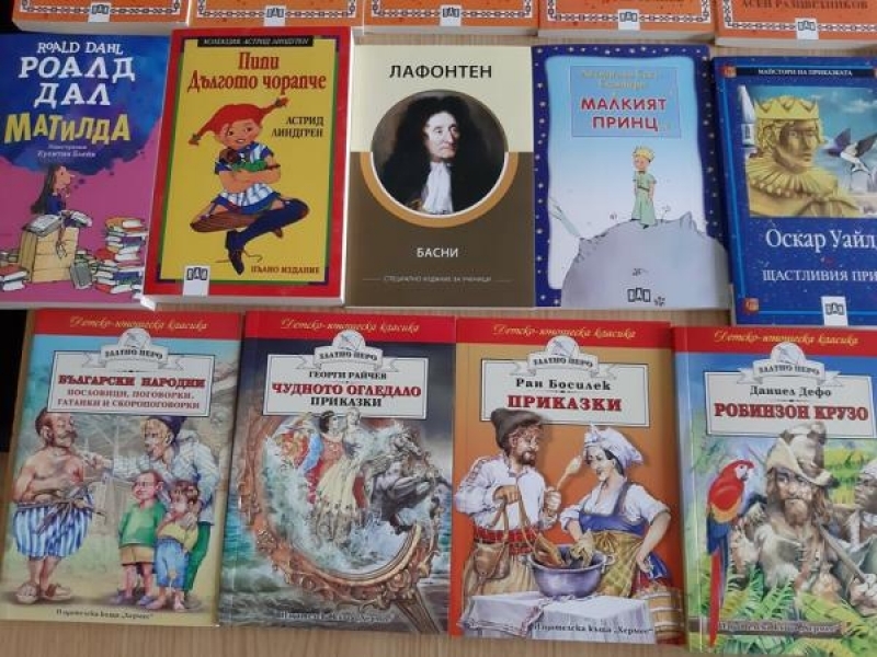 Ученици от СУ „Николай Катранов“ с дарение за училищната библиотека