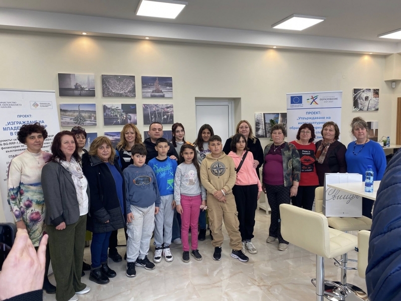 Кръгла маса на тема: „Методи и средства за оказване на подкрепа на уязвими групи“ се проведе в Младежки център - Свищов