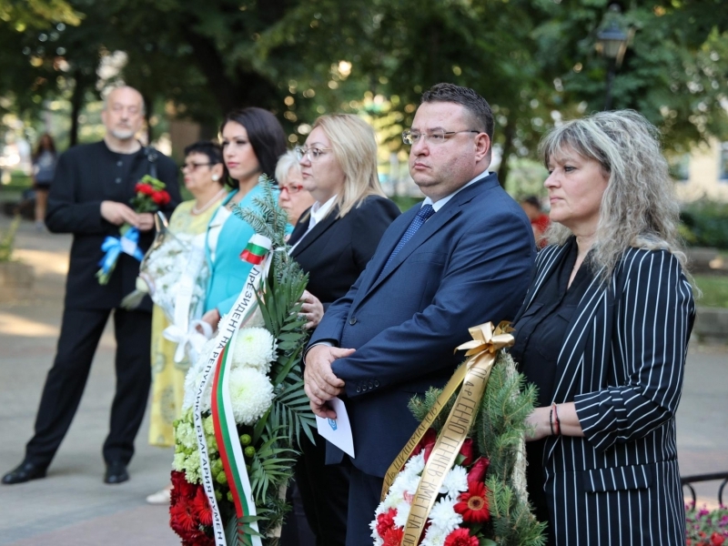 С общоградско поклонение в Свищов бяха отбелязани 160 години от рождението на проф. Иван Шишманов 