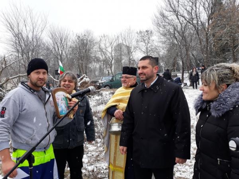 32 годишният Свилен Петков извади богоявленския кръст от река Дунав в Свищов 