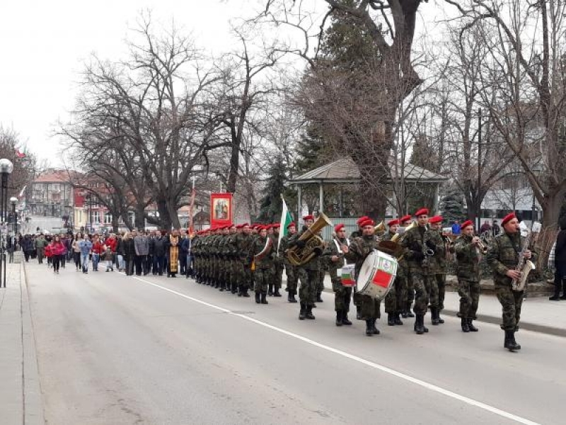 С празнично шествие и военен ритуал по издигане на националното знаме бе отбелязан Трети март в Свищов