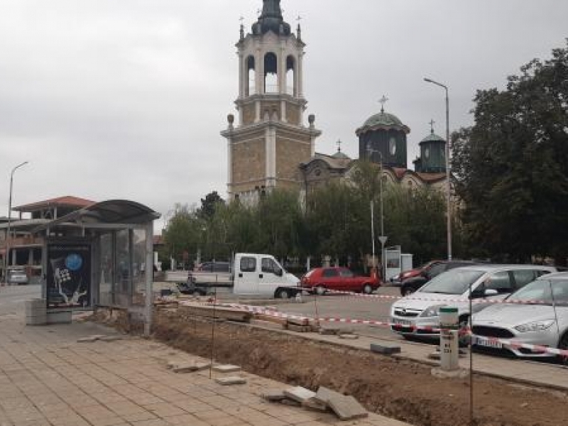 Ремонт на пешеходната зона около спирката на пл. „Свобода“ стартира в Свищов