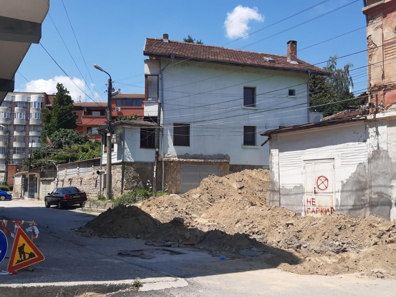Подменя се част от водорпреносната мрежа на силно компрометиран участък от ул. „Ген. П. Киселов“ в Свищов 