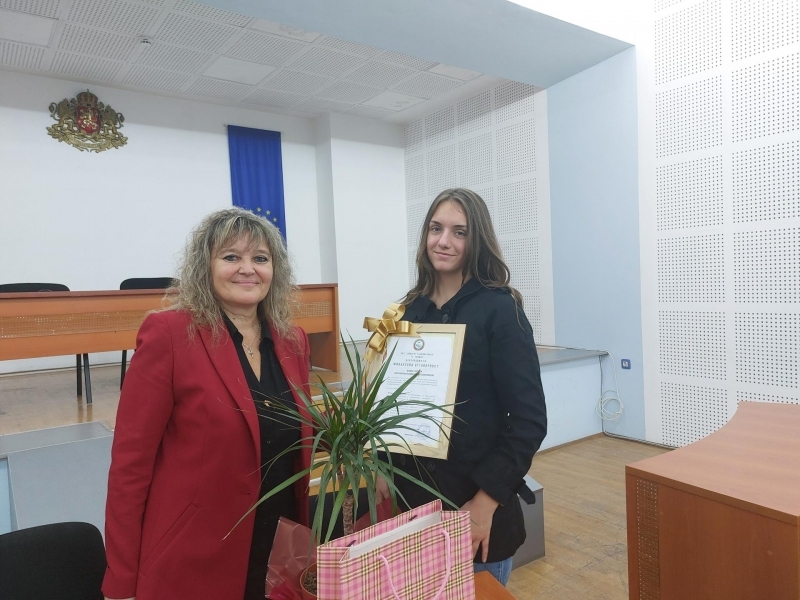 Ученици от ПДГТ "Димитър Хадживасилев" посетиха Община Свищов по повод Деня на българската община 