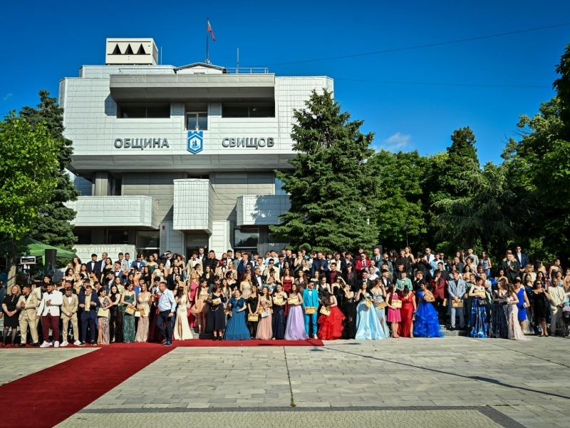 Свищов изпрати своите абитуриенти по червен килим