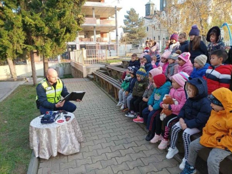 В ДГ „КАЛИНА МАЛИНА“ В СВИЩОВ ОТБЕЛЯЗАХА СЕДМИЦАТА НА БАЩАТА