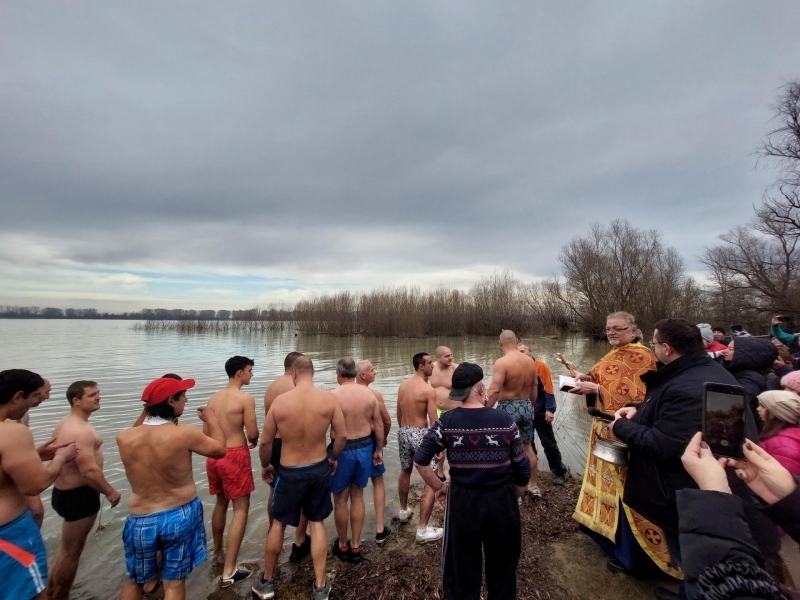 Светослав Йорданов извади Богоявленския кръст от студените води на река Дунав край Свищов 