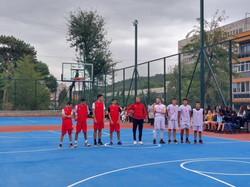 В СУ "Димитър Благоев" официално бяха открити нова спортна площадка и STEM център 