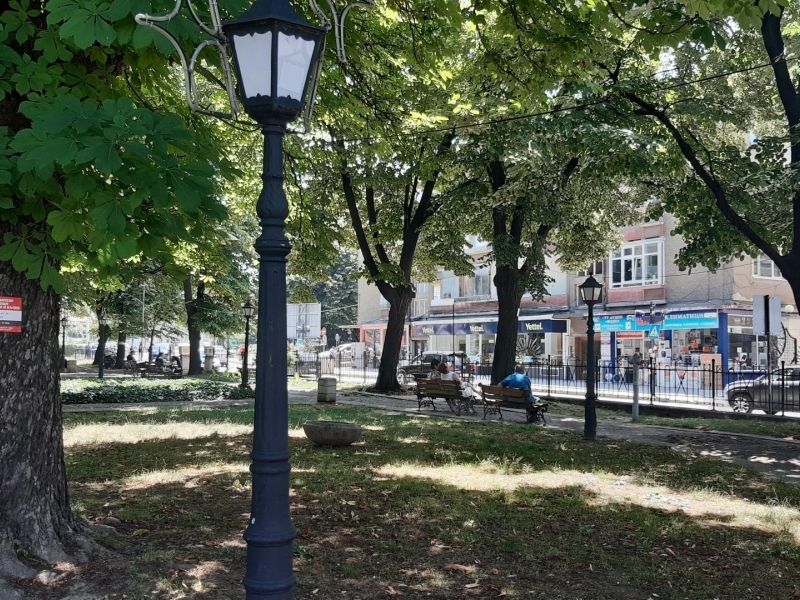 По желание на гражданите бяха добавени още пейки на пл. „Свобода“ в Свищов 