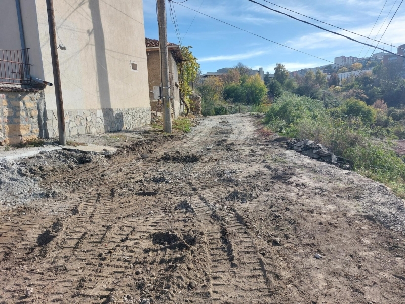 Започна последният етап от аварийния ремонт на ул. "Подполк. Емануил Чакъров" в град Свищов 