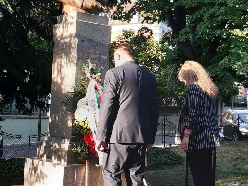 С общоградско поклонение в Свищов бяха отбелязани 160 години от рождението на проф. Иван Шишманов 