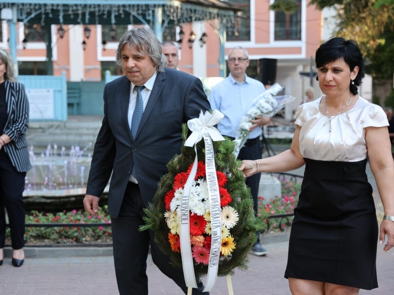 С общоградско поклонение в Свищов бяха отбелязани 160 години от рождението на проф. Иван Шишманов 