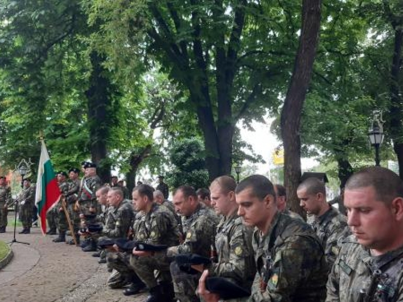 С общоградско поклонение и вой на сирени бе отбелязан днес Денят на Ботев в Свищов