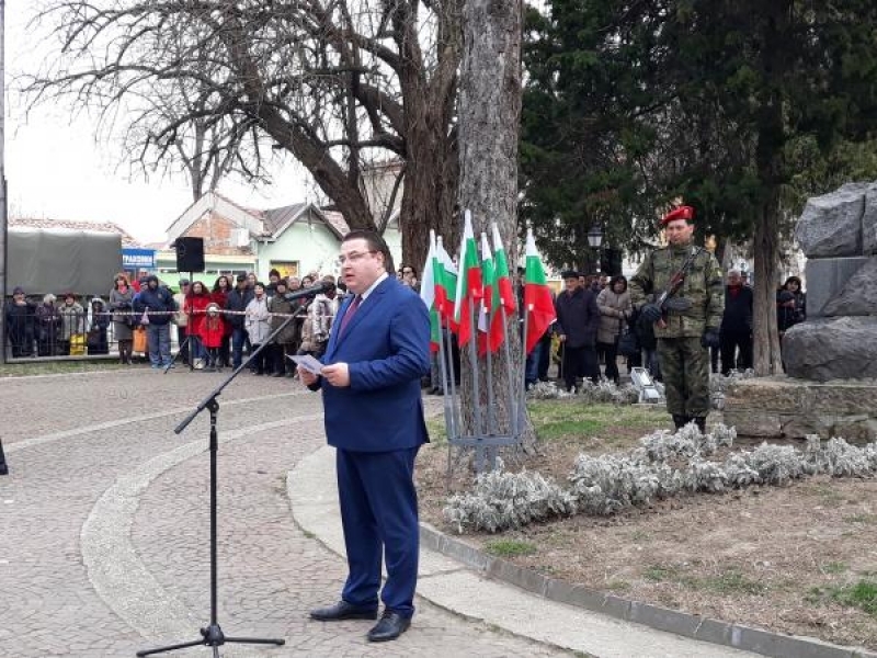 С празнично шествие и военен ритуал по издигане на националното знаме бе отбелязан Трети март в Свищов