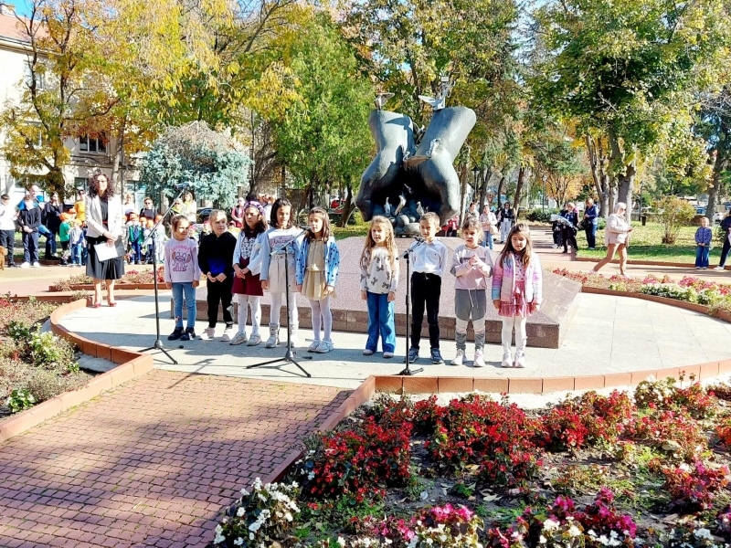 СВИЩОВ ОТБЕЛЯЗА ДЕНЯ НА НАРОДНИТЕ БУДИТЕЛИ С ТЪРЖЕСТВЕНА ЦЕРЕМОНИЯ ПРЕД ПАМЕТНИКА НА ДАРИТЕЛИТЕ 