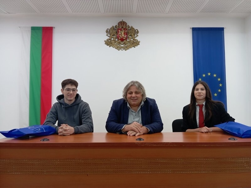 С подкрепата на Младежки център в Свищов бе реализирана инициативата „МЕНИДЖЪР ЗА ЕДИН ДЕН“