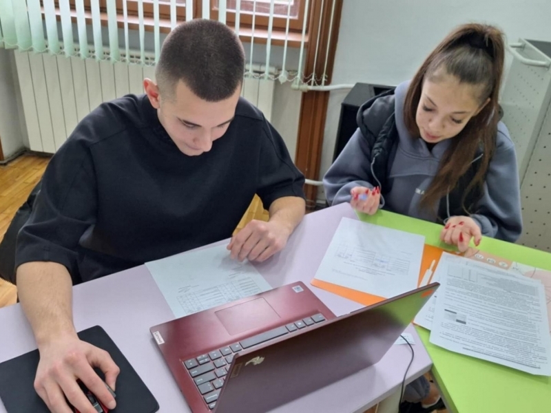 Наследници на първото училище в България, в което се е преподавало счетоводство – днес учениците на Търговска гимназия  – Свищов учат чрез изкуствен интелект и интегриран STEM+B подход