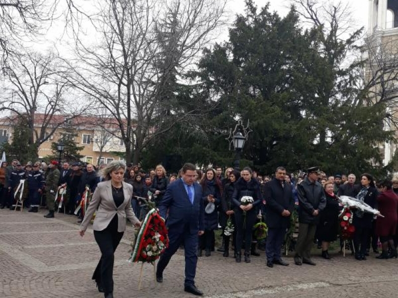 С богата празнична програма в Свищов бе отбелязан националния празник на Република България 