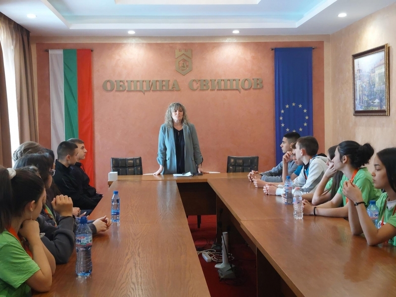 Младши посланици на Европейския парламент посетиха Община Свищов 