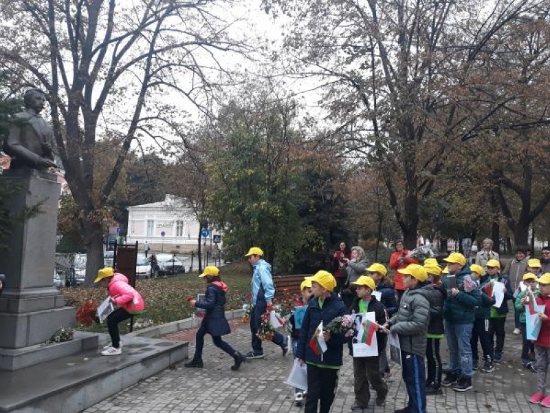 Ученици от СУ «Николай Катранов» взеха активно участие в програмата на община Свищов посветена на Деня на народните будители