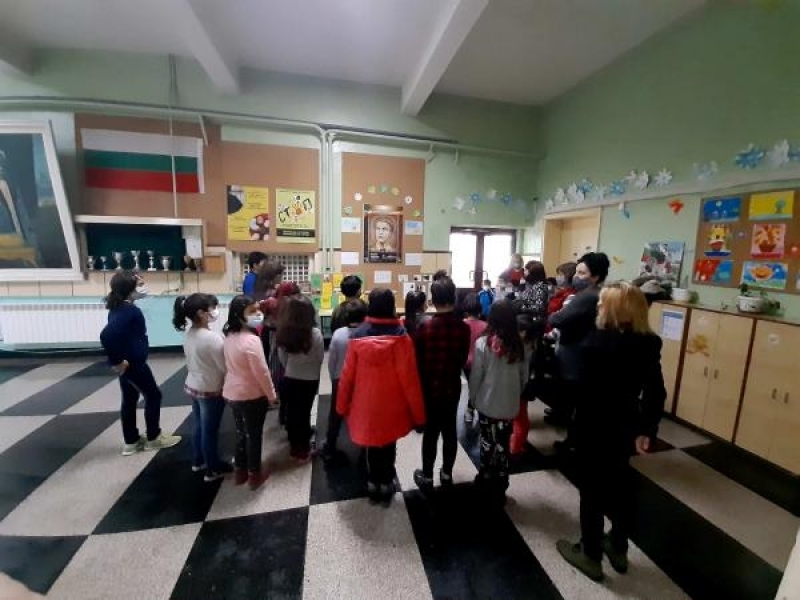 Ученици от СУ „Филип Сакелариевич“ подредиха кът посветен на Апостола