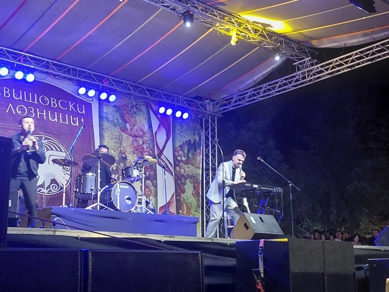 Кметът на Свищов официално откри празниците на града "Свищовски лозници"    