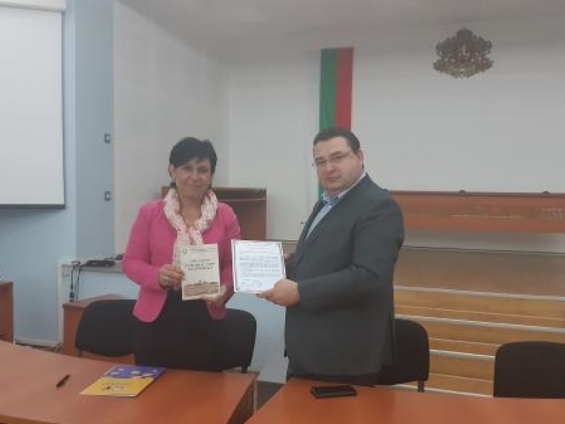 Ученици от ПДТГ „Димитър Хадживасилев“ посетиха Община Свищов в Деня на българската община