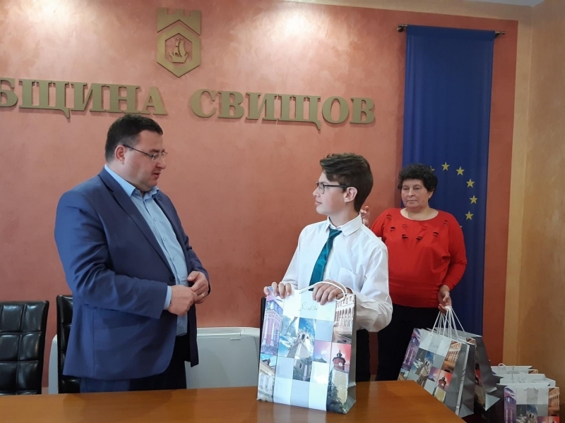 В „ОБУВКИТЕ НА КМЕТА“ – ПЕТОКЛАСНИКЪТ ЦВЕТЕЛИН ИВАНОВ СЕДНА НА СТОЛА НА СВИЩОВСКИЯ ГРАДОНАЧАЛНИК В ДЕНЯ НА УЧЕНИЧЕСКОТО САМОУПРАВЛЕНИЕ  