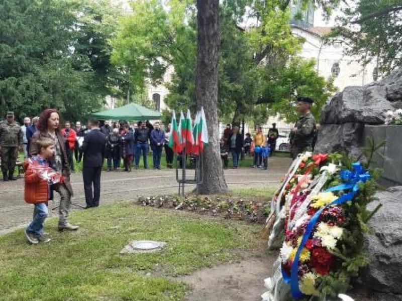 С общоградско поклонение и вой на сирени бе отбелязан днес Денят на Ботев в Свищов