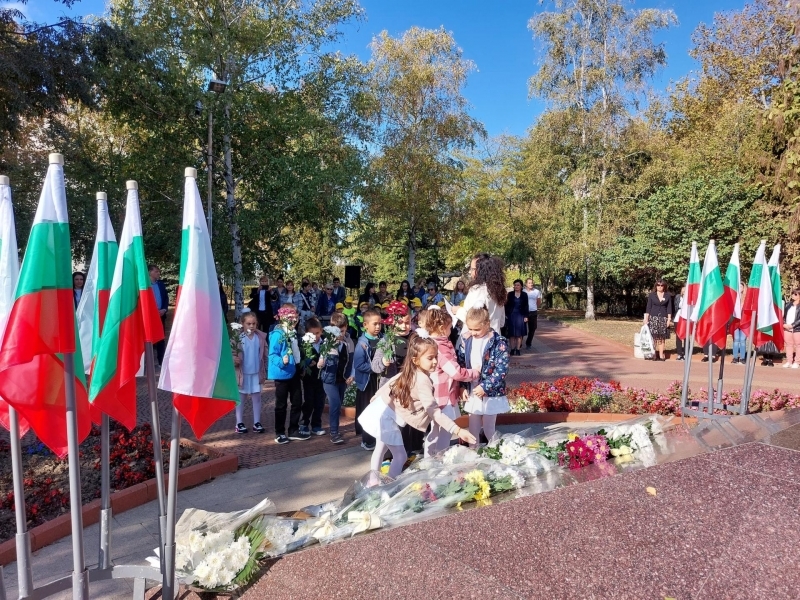 В Свищов тържествено бе отбелязан Денят на народните будители 