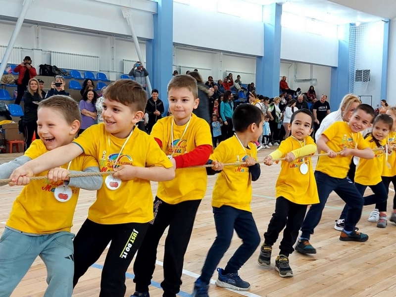 ЗВЪНЛИВ ДЕТСКИ СМЯХ ОГЛАСИ СПОРТНА ЗАЛА „СЕПТЕМВРИ“ В СВИЩОВ  