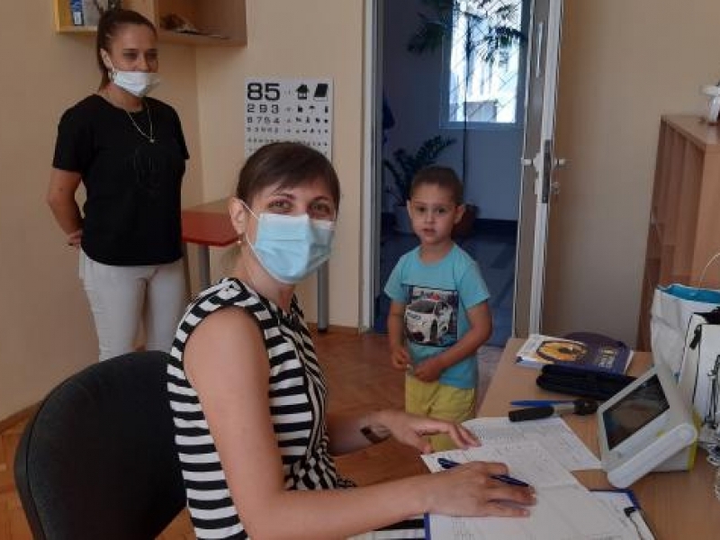В РАМКИТЕ НА ИНИЦИАТИВАТА „ЗРЕНИЕТО Е ВСИЧКО! ПРЕГЛЕДАЙ СЕ!” В СВИЩОВ БЯХА ИЗВЪРШЕНИ БЕЗПЛАТНИ ОЧНИ ПРЕГЛЕДИ НА ДЕЦА И ВЪЗРАСТНИ