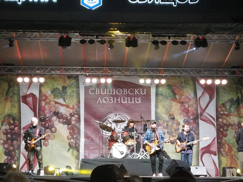 Стефан Вълдобрев и "Обичайните заподозрени" докоснаха публиката в Свищов със своята непринуденост, талант и добро отношение 