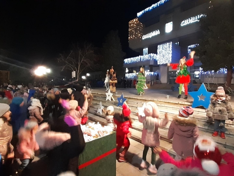 С огнено шоу и забавления грейнаха Коледните светлини в Свищов 