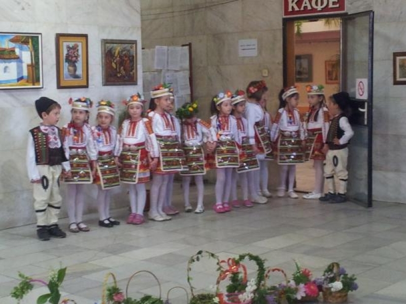 Малки лазарки гостуваха на общинската администрация в Свищов