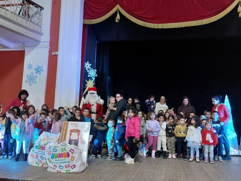 Коледна магия за най-малките: общинското ръководство зарадва децата в община Свищов 