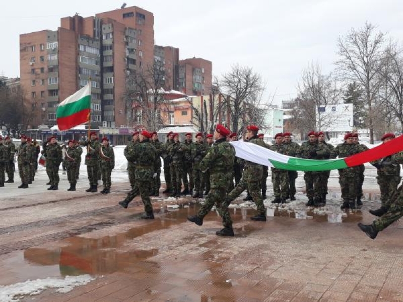 С военен ритуал по издигане на националното знаме и празнично шествие отбелязахме 3 март в Свищов