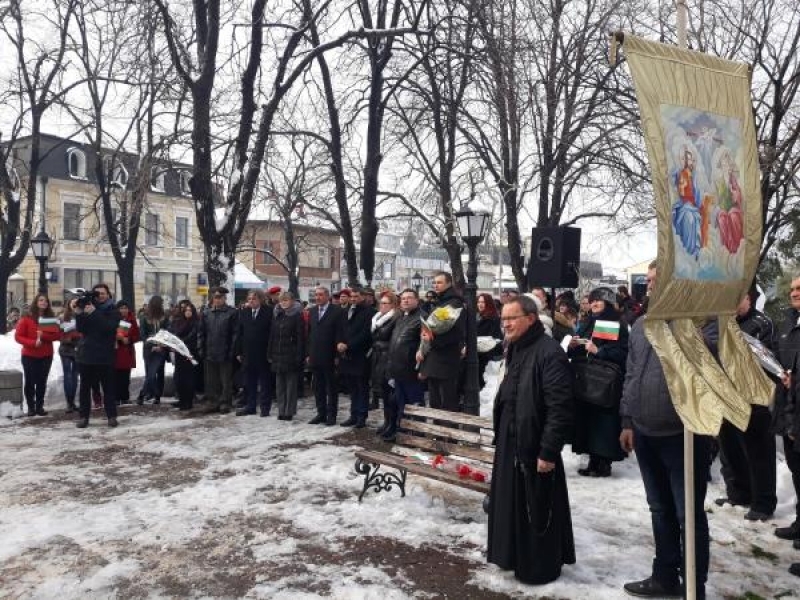 С военен ритуал по издигане на националното знаме и празнично шествие отбелязахме 3 март в Свищов