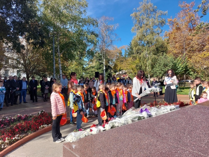 СВИЩОВ ОТБЕЛЯЗА ДЕНЯ НА НАРОДНИТЕ БУДИТЕЛИ С ТЪРЖЕСТВЕНА ЦЕРЕМОНИЯ ПРЕД ПАМЕТНИКА НА ДАРИТЕЛИТЕ 