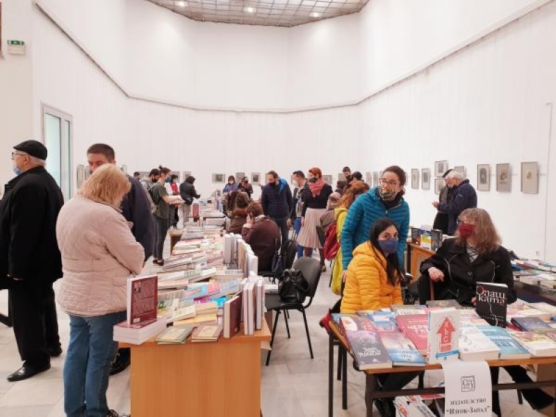 ОБЩИНА СВИЩОВ ВЗЕ УЧАСТИЕ В ИЗЛОЖЕНИЕТО „ФОАЙЕ НА КНИГАТА С АВТОГРАФ“