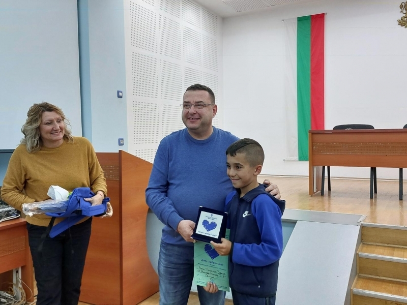 Местната комисия за борба срещу противообществени прояви в Свищов награди 32 деца с добри сърца 