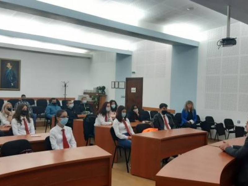 Ученици от ПДТГ „Димитър Хадживасилев“ посетиха Община Свищов в Деня на българската община