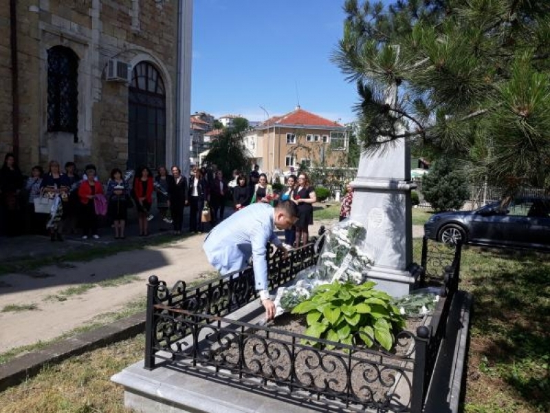 С поклонение пред гpoбa нa първия министър на Просвещението д-p Гeopги Атaнacoвич бе отбелязан 24 май в Свищов