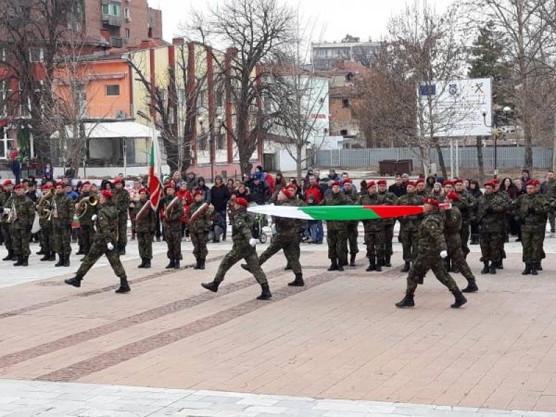 С празнично шествие и военен ритуал по издигане на националното знаме бе отбелязан Трети март в Свищов