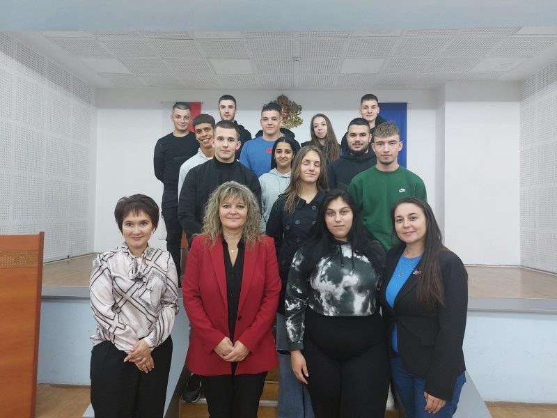 Ученици от ПДГТ "Димитър Хадживасилев" посетиха Община Свищов по повод Деня на българската община 