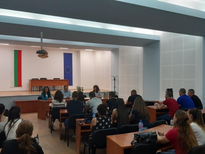 Кметът на община Свищов приветства успешно завършващите възпитаници на катедра „Мениджмънт“ към СА „Д. А. Ценов“  