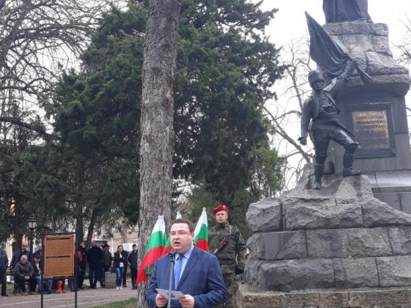 С богата празнична програма в Свищов бе отбелязан националния празник на Република България 