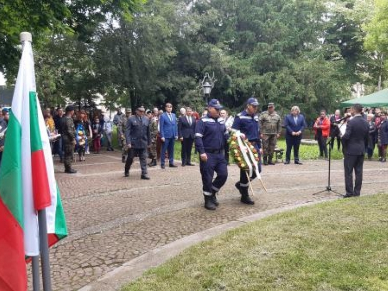 С общоградско поклонение и вой на сирени бе отбелязан днес Денят на Ботев в Свищов