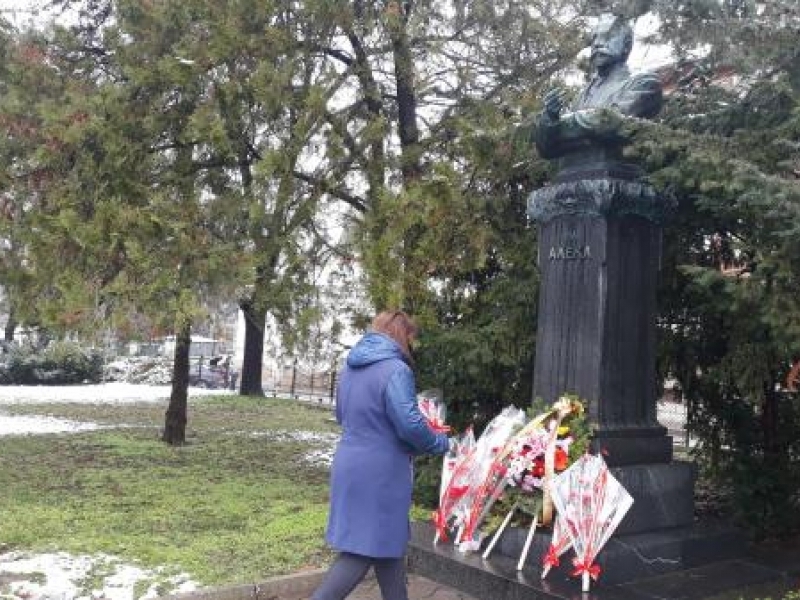 Ръководството на Общината и културните институции в Свищов поднесоха цветя на паметника на Алеко Константинов