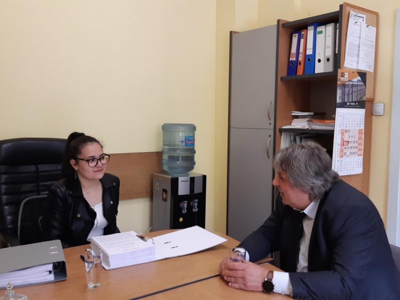 В „ОБУВКИТЕ НА КМЕТА“ – ПЕТОКЛАСНИКЪТ ЦВЕТЕЛИН ИВАНОВ СЕДНА НА СТОЛА НА СВИЩОВСКИЯ ГРАДОНАЧАЛНИК В ДЕНЯ НА УЧЕНИЧЕСКОТО САМОУПРАВЛЕНИЕ  